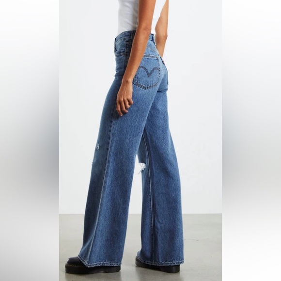 NWOT Levi’s High Loose Flare Ripped Distressed Ultra High Rise Jeans Size 27 - Picture 2 of 16